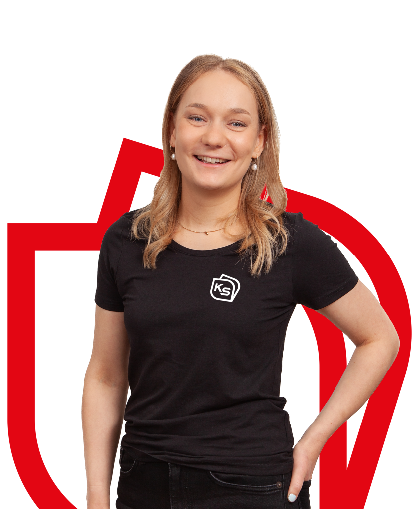 Vaaleahiuksinen naishenkilö katsoo suoraan kohti ja hymyilee leveästi, taustalla on punaisella yrityksen logon ääriviivat.