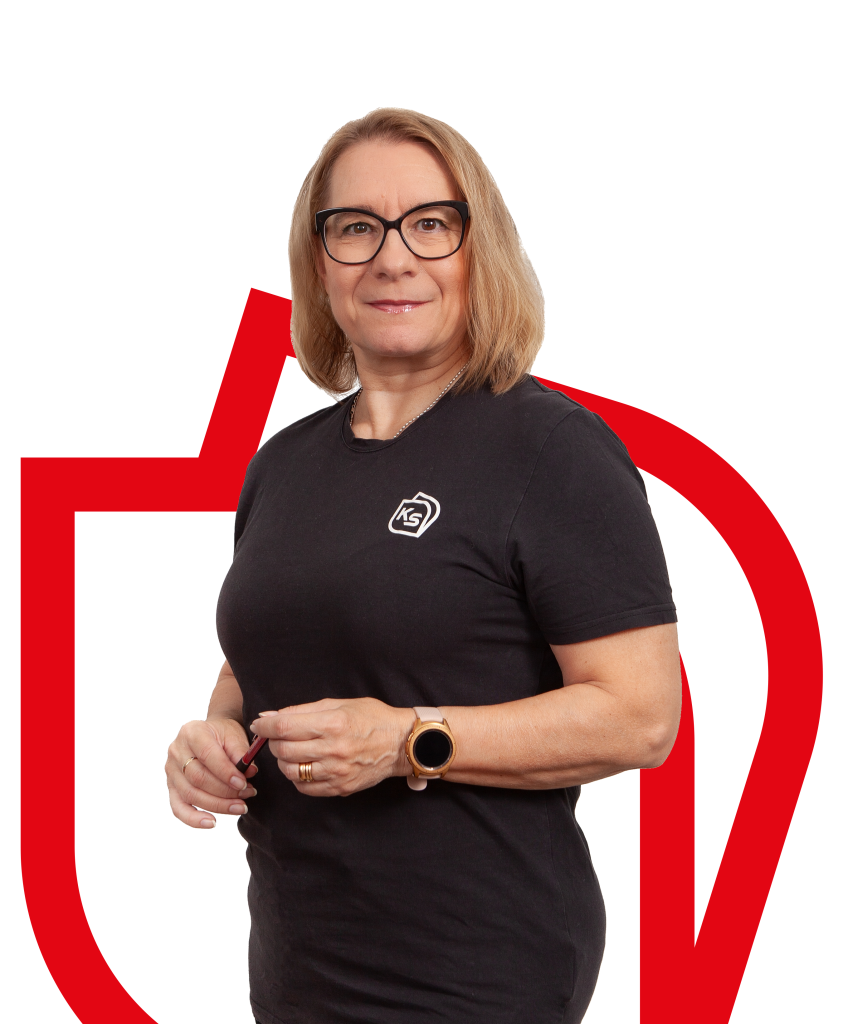 Vaaleahiuksinen naishenkilö pitelee kynää kädessä, katsoo suoraan kohti ja hymyilee, taustalla on punaisella yrityksen logon ääriviivat.